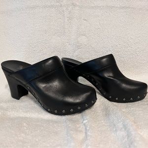 Women’s black Slip on pump
